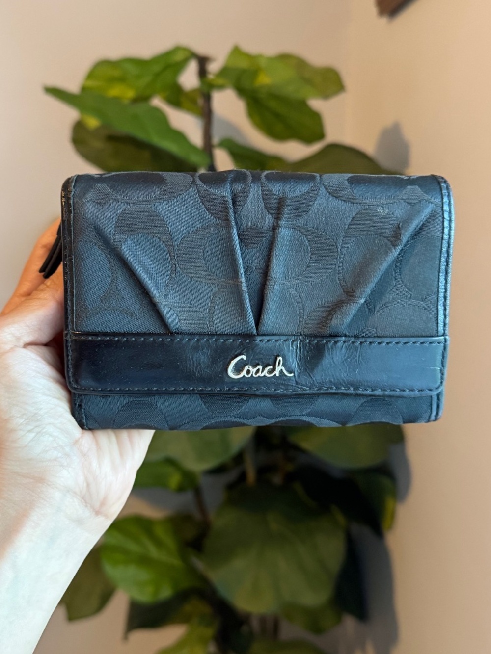 EUC VTG Coach Black Leather Women's Trifold Wallet Logo Credit Card Zippered